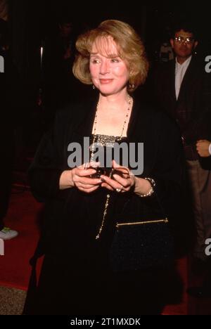 **DATEIFOTO** Piper Laurie ist gestorben. Piper Laurie bei der Mother, Mother Hollywood Premiere am 6. Dezember 1989 im Cinerama Dome des Pazifiks in Hollywood, Kalifornien Stockfoto