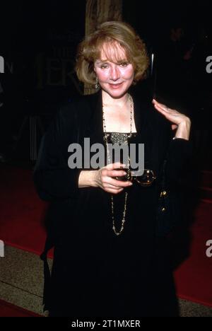 **DATEIFOTO** Piper Laurie ist gestorben. Piper Laurie nimmt am 6. Dezember 1989 an der Mother, Mother Hollywood Premiere im Pacific's Cinerama Dome in Hollywood, Kalifornien Teil Credit: Ralph Dominguez/MediaPunch Stockfoto