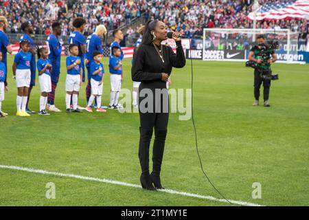 East Hartford, Usa. Oktober 2023. Kayla Brianna singt die Nationalhymne vor einem internationalen Freundschaftsspiel zwischen den USA und Deutschland am 14. Oktober 2023 im Pratt & Whitney Stadium in East Hartford, Connecticut. Quelle: Brazil Photo Press/Alamy Live News Stockfoto