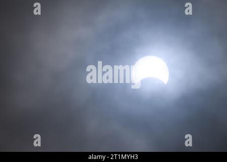 Bedford, USA. Oktober 2023. BEDFORD (INDIANA) – 14. OKTOBER: Eine teilweise Sonnenfinsternis wird am 14. Oktober 2023 in Bedford (Indiana) durch Wolken im Lawrence County beobachtet. (Quelle: Jeremy Hogan/Alamy Live News Stockfoto