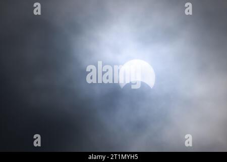 Bedford, USA. Oktober 2023. BEDFORD (INDIANA) – 14. OKTOBER: Eine teilweise Sonnenfinsternis wird am 14. Oktober 2023 in Bedford (Indiana) durch Wolken im Lawrence County beobachtet. (Quelle: Jeremy Hogan/Alamy Live News Stockfoto