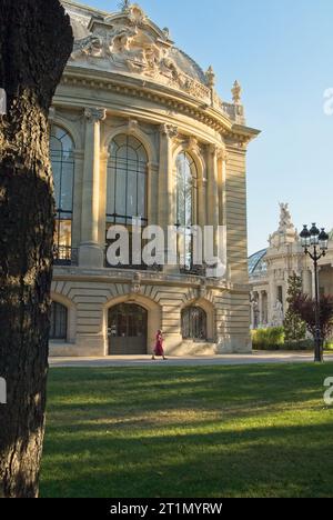 Paris, Frankreich – Juli 2008: Petit Palais im Beaux-Arts-Stil von den Clemenceau-Gärten aus in der Nachmittagssonne. Gebaut für die Weltausstellung 1900 Stockfoto