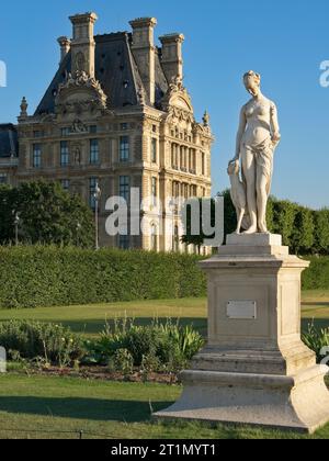 Paris, Frankreich – Juli 2008: Louis Auguste Leveque Skulptur Diane Huntress im Tuileries-Garten vor Pavillon de Flore im Palais du Louvre Stockfoto