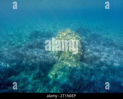 Ein großer Felsbrocken im klaren Meer und eine interessante Aussicht. Unterwasserblick auf das Mittelmeer. Stockfoto