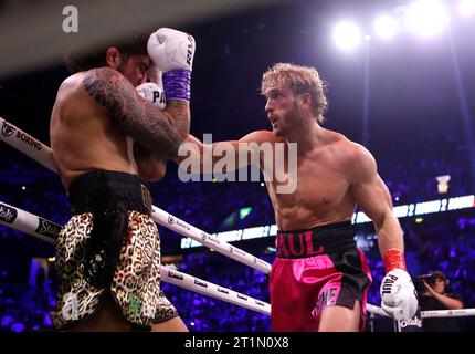 Logan Paul (rechts) im Kampf gegen Dillon Danis während der MF- und DAZN: X-Serie in der AO Arena, Manchester. Bilddatum: Samstag, 14. Oktober 2023. Stockfoto