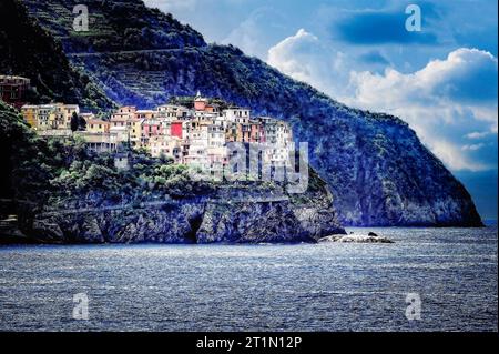 Corniglia wurde am Rand des Ozeans im Nationalpark Cinque Terre in Italien gebaut. Stockfoto