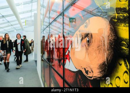 London, Großbritannien. Oktober 2023. Besucher mit „Shoeing“ von Gilbert & George, 2022, im White Cube Gallery Space. Die Frieze London, eine der einflussreichsten Messen für zeitgenössische Kunst, zieht weiterhin Besucher und Kunstkäufer an. Die Ausgabe 2023 feiert den 20. Jahrestag der Frieze London. Sie läuft am 11-15. Oktober 2023 im Regent's Park. Quelle: Imageplotter/Alamy Live News Stockfoto