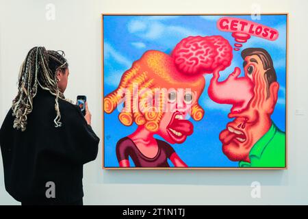 London, Großbritannien. Oktober 2023. Ein Besucher mit Peter Saul, 'Get Lost', 2021, im Michael Werner Galerieraum. Die Frieze London, eine der einflussreichsten Messen für zeitgenössische Kunst, zieht weiterhin Besucher und Kunstkäufer an. Die Ausgabe 2023 feiert den 20. Jahrestag der Frieze London. Sie läuft am 11-15. Oktober 2023 im Regent's Park. Quelle: Imageplotter/Alamy Live News Stockfoto