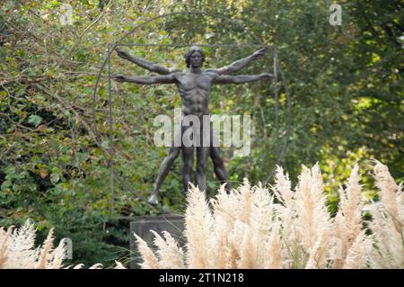 Vitruvian man (Hommage an Leonardo), Belgrave Square, Belgravia, London, UK Stockfoto