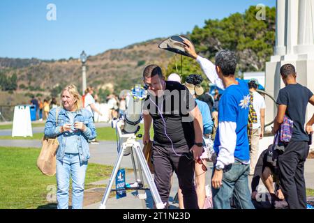 Wir beobachten die Sonnenfinsternis am Griffith Observatorium Stockfoto
