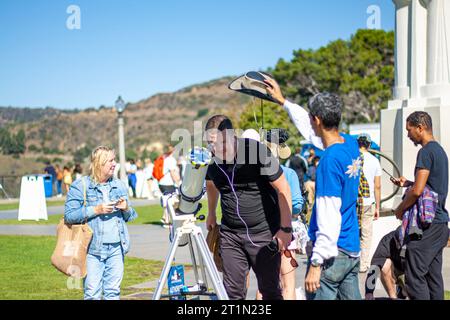 Wir beobachten die Sonnenfinsternis am Griffith Observatorium Stockfoto