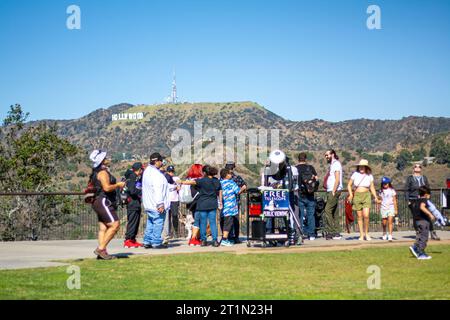 Wir beobachten die Sonnenfinsternis am Griffith Observatorium Stockfoto