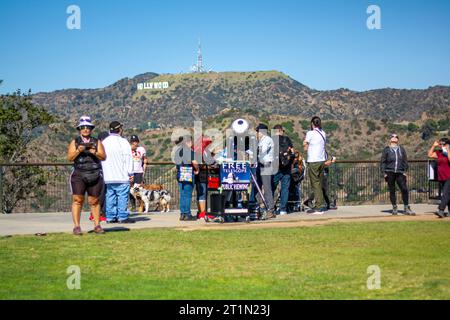Wir beobachten die Sonnenfinsternis am Griffith Observatorium Stockfoto