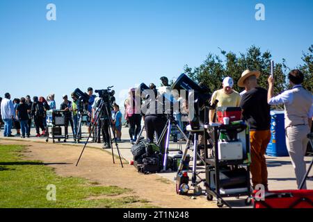 Wir beobachten die Sonnenfinsternis am Griffith Observatorium Stockfoto