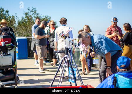 Wir beobachten die Sonnenfinsternis am Griffith Observatorium Stockfoto