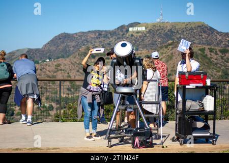 Wir beobachten die Sonnenfinsternis am Griffith Observatorium Stockfoto