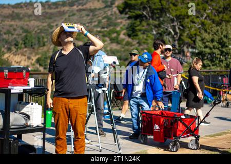 Wir beobachten die Sonnenfinsternis am Griffith Observatorium Stockfoto