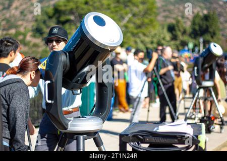 Wir beobachten die Sonnenfinsternis am Griffith Observatorium Stockfoto