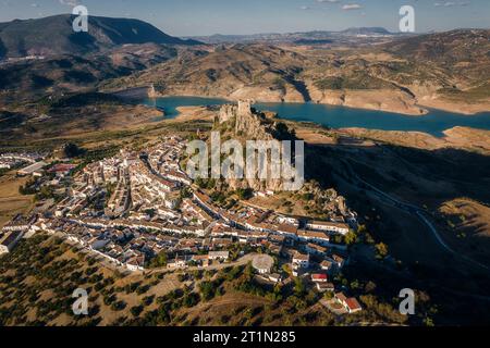 Aus der Vogelperspektive auf Zahara de la Sierra, ein altes Dorf auf dem Berg mit einer alten Burg in Cadiz, Spanien Stockfoto