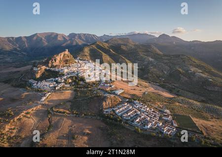 Aus der Vogelperspektive auf Zahara de la Sierra, ein altes Dorf auf dem Berg mit einer alten Burg in Cadiz, Spanien Stockfoto