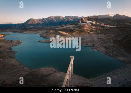 Aus der Vogelperspektive von Zahara de la Sierra, mit See und Turm im Vordergrund in der Abenddämmerung, Cadiz, Spanien Stockfoto