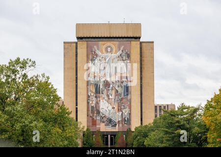 South Bend, Indiana, USA. Oktober 2023. Eine allgemeine Ansicht der Hesburgh Library vor der NCAA-Fußballspielaktion zwischen den USC Trojans und den Notre Dame Fighting Irish im Notre Dame Stadium in South Bend, Indiana. John Mersits/CSM/Alamy Live News Stockfoto