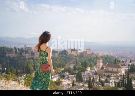 Eine Frau, die auf dem Berggipfel steht und über die Alhambra blickt, Granada, Spanien Stockfoto