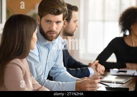 Einige Geschäftskollegen diskutieren über Arbeitsaufgaben Stockfoto