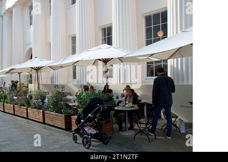 Café im Freien, Pantechnicon Kaufhaus, Motcomb Street, Belgravia, London, UK Stockfoto