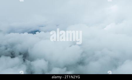 Luftaufnahmen wurden mit einer Drohne der neuesten Generation über dichten grauen Wolken aufgenommen. Himmel über den Wolken und wunderbares Landschaftsfoto Stockfoto