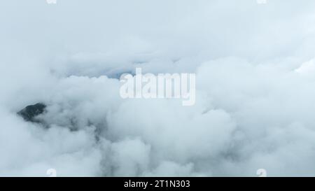 Luftaufnahmen wurden mit einer Drohne der neuesten Generation über dichten grauen Wolken aufgenommen. Himmel über den Wolken und wunderbares Landschaftsfoto Stockfoto