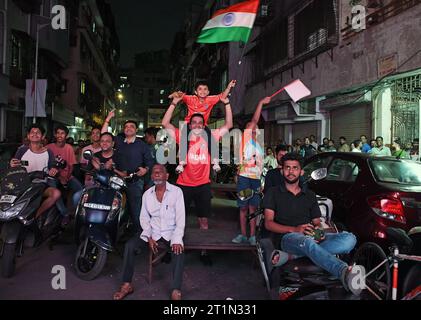 Mumbai, Indien. Oktober 2023. Die Fans beobachten und jubeln indische Cricket-Teams auf einem LED-Bildschirm (nicht im Bild) zwischen Indien und Pakistan während der Cricket-Weltmeisterschaft in Mumbai. Das Spiel wurde heute zwischen den Erzrivalen Indien und Pakistan im Narendra Modi Stadium in Ahmedabad ausgetragen, wo Indien Pakistan mit sieben Wickets besiegte. (Foto: Ashish Vaishnav/SOPA Images/SIPA USA) Credit: SIPA USA/Alamy Live News Stockfoto