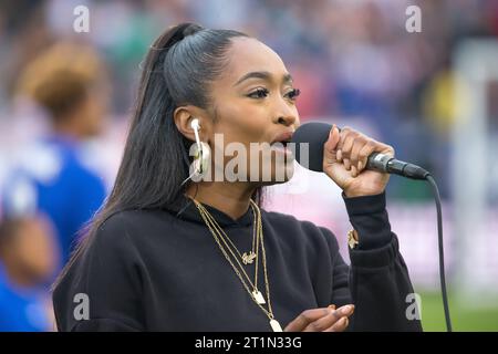 East Hartford, Usa. Oktober 2023. Kayla Brianna singt die Nationalhymne vor einem internationalen Freundschaftsspiel zwischen den USA und Deutschland am 14. Oktober 2023 im Pratt & Whitney Stadium in East Hartford, Connecticut. Quelle: Brazil Photo Press/Alamy Live News Stockfoto