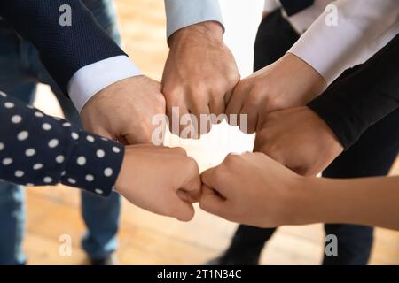 Zugeschnittene Nahaufnahme der Faustschläge der Unternehmensgruppe Stockfoto