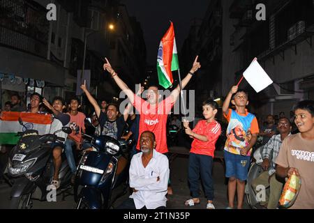 Mumbai, Indien. Oktober 2023. Die Fans beobachten und jubeln indische Cricket-Teams auf einem LED-Bildschirm (nicht im Bild) zwischen Indien und Pakistan während der Cricket-Weltmeisterschaft in Mumbai. Das Spiel wurde heute zwischen den Erzrivalen Indien und Pakistan im Narendra Modi Stadium in Ahmedabad ausgetragen, wo Indien Pakistan mit sieben Wickets besiegte. (Foto: Ashish Vaishnav/SOPA Images/SIPA USA) Credit: SIPA USA/Alamy Live News Stockfoto