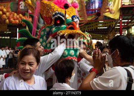 Bangkok, Thailand. Oktober 2023. Tänzerinnen und Tänzer spielen Löwentanz während des Vegetarian Festival oder Jay Festiva am 14. Oktober 2023 im Zhou Si Kong Schrein in Bangkok, Thailand. (Foto: Teera Noisakran/Pacific Press) Credit: Pacific Press Media Production Corp./Alamy Live News Stockfoto