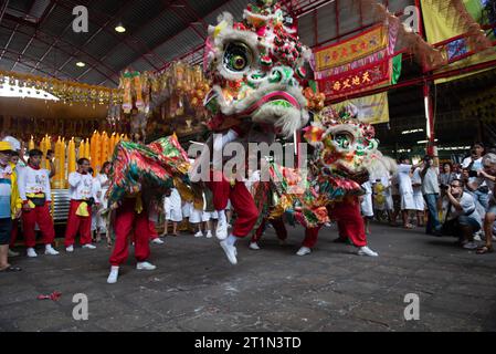 Bangkok, Thailand. Oktober 2023. Tänzerinnen und Tänzer spielen Löwentanz während des Vegetarian Festival oder Jay Festiva am 14. Oktober 2023 im Zhou Si Kong Schrein in Bangkok, Thailand. (Foto: Teera Noisakran/Pacific Press) Credit: Pacific Press Media Production Corp./Alamy Live News Stockfoto