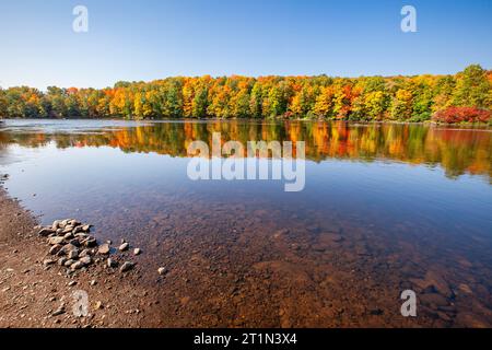 Reflexion eines bunten Waldes im Wisconsin River, horizontal Stockfoto