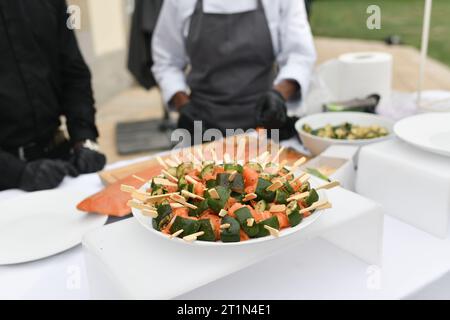 Die Räucherlachs Spieße mit Zucchini Hochzeit Catering Stockfoto