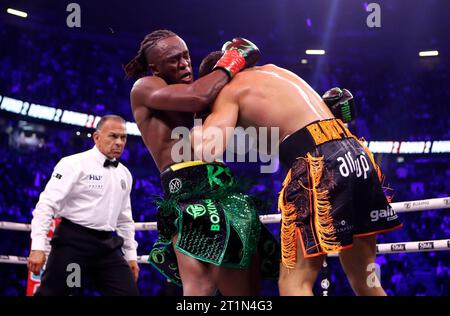 Tommy Fury (rechts) und KSI in Aktion während ihres Kampfes während der MF- und DAZN: X-Serie in der AO Arena in Manchester. Bilddatum: Samstag, 14. Oktober 2023. Stockfoto