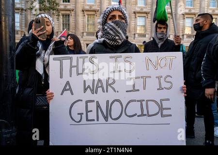 Zentrum von London, Großbritannien. Oktober 2023. Zehntausende britische Palästinenser und viele weitere, die sich gegen den bevorstehenden Landkrieg, der Gaza bedroht, wehren. Der marsch verlief friedlich, mit nur mehreren Verhaftungen. Quelle: Natasha Quarmby/Alamy Live News Stockfoto