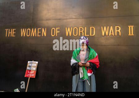 Zentrum von London, Großbritannien. Oktober 2023. Zehntausende britische Palästinenser und viele weitere, die sich gegen den bevorstehenden Landkrieg, der Gaza bedroht, wehren. Der marsch verlief friedlich, mit nur mehreren Verhaftungen. Quelle: Natasha Quarmby/Alamy Live News Stockfoto