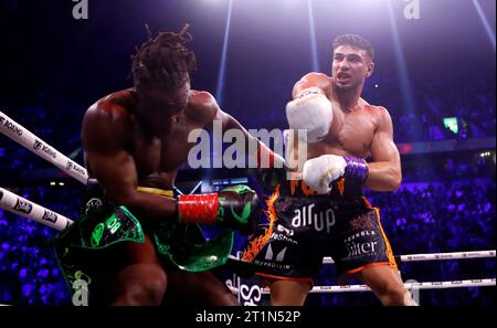 Tommy Fury (rechts) und KSI in Aktion während ihres Kampfes während der MF- und DAZN: X-Serie in der AO Arena in Manchester. Bilddatum: Samstag, 14. Oktober 2023. Stockfoto