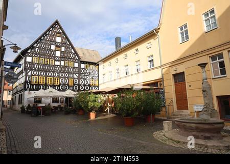 Weimar 13.10.2023, Weimar, Blick in die Scherfgasse auf die Geleitschenke, eine historische Gaststaette in der Altstadt, untergebracht in einem historischen denkmalgeschuetzten Fachwerkhaus aus dem 16. Jahrhundert, rechts im Bild befindet sich der Geleitbrunnen *** Weimar 13 10 2023, Weimar, Panoramablick in der Scherfgasse auf die Geleitschenke, ein historisches Restaurant in der Altstadt, in einem historischen Fachwerkhaus aus dem 16. Jahrhundert gelegen, rechts im Bild befindet sich der Geleitbrunnen Kredit: Imago/Alamy Live News Stockfoto