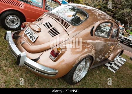 Ein klassischer Volkswagem Fusca Beetle 1974 auf einer Oldtimermesse in Londrina, Brasilien. Stockfoto