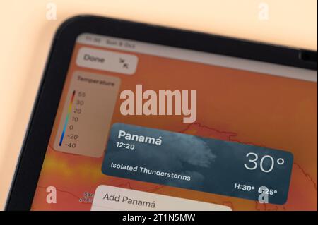 New York, USA - 8. Oktober 2023: Überprüfung der Temperatur in Panama City mit der Online-App ipad Tablet Bildschirm Nahaufnahme Stockfoto