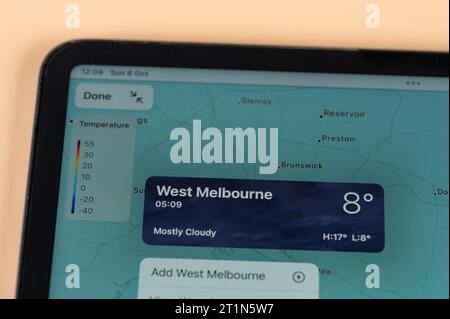 New York, USA - 8. Oktober 2023: Überprüfung der Temperatur in Melbourne City mit der Online-App ipad Tablet-Bildschirm Nahansicht Stockfoto