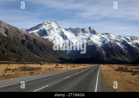 Die Südalpen Neuseelands von der Mount Cook Road. Von links nach rechts im Bild sehen Sie Mt. Sefton, Huddlestone Glacier, Stocking Glacier und t Stockfoto