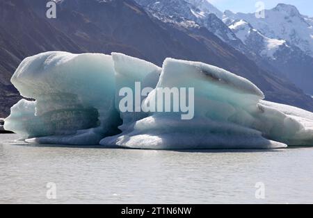 Dieser Eisberg befindet sich im Tasman Lake am Terminal des riesigen Tasman Glacier - Neuseeland. Dieser Gletscher-Terminal-See ist einer der wenigen im Th Stockfoto