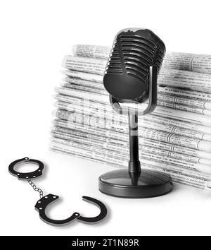 Meinungsfreiheit. Zeitungen, Mikrofon und Handschellen auf weißem Hintergrund Stockfoto
